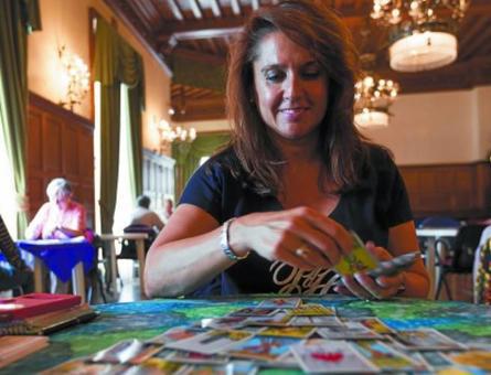 spirituele dame die tarot kaarten legt