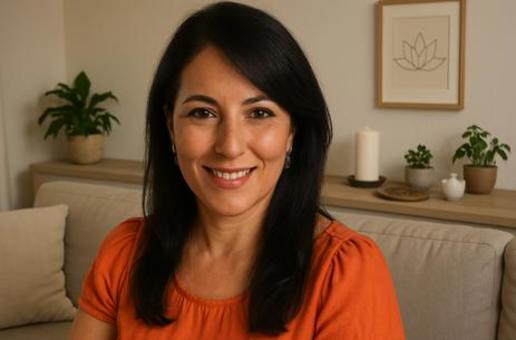 Portret van een vrouw met lang zwart haar en een warme glimlach, zittend in een huiselijke, serene omgeving met spirituele accenten